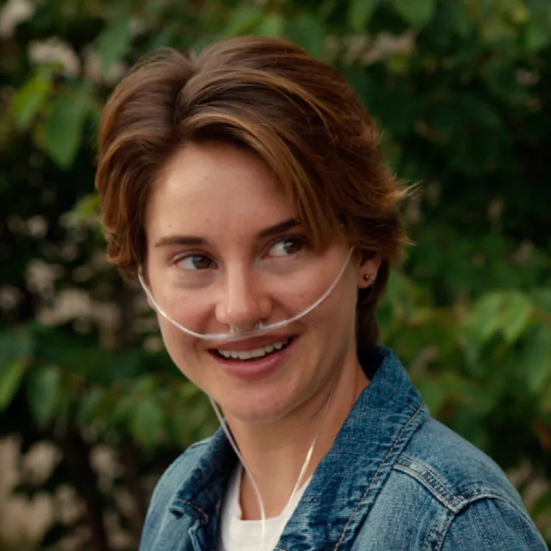 Hazel Lancaster (Hazel Grace), souriante, atteinte d'un Cancer.