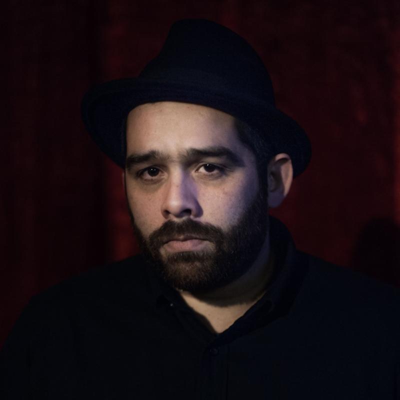 Walid Boo, N'aime pas la lumière artificielle.