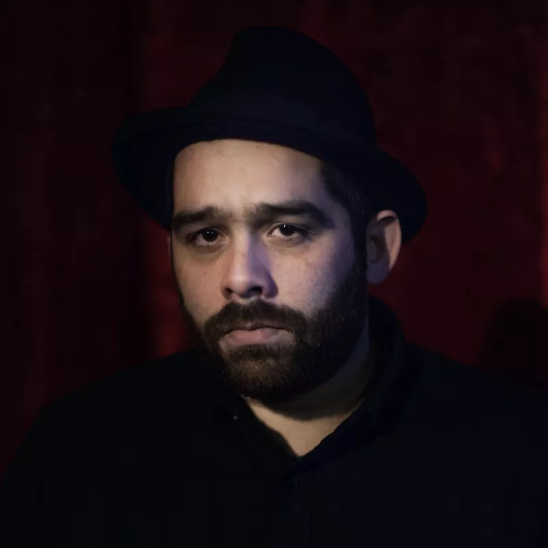 Walid Boo, N'aime pas la lumière artificielle.